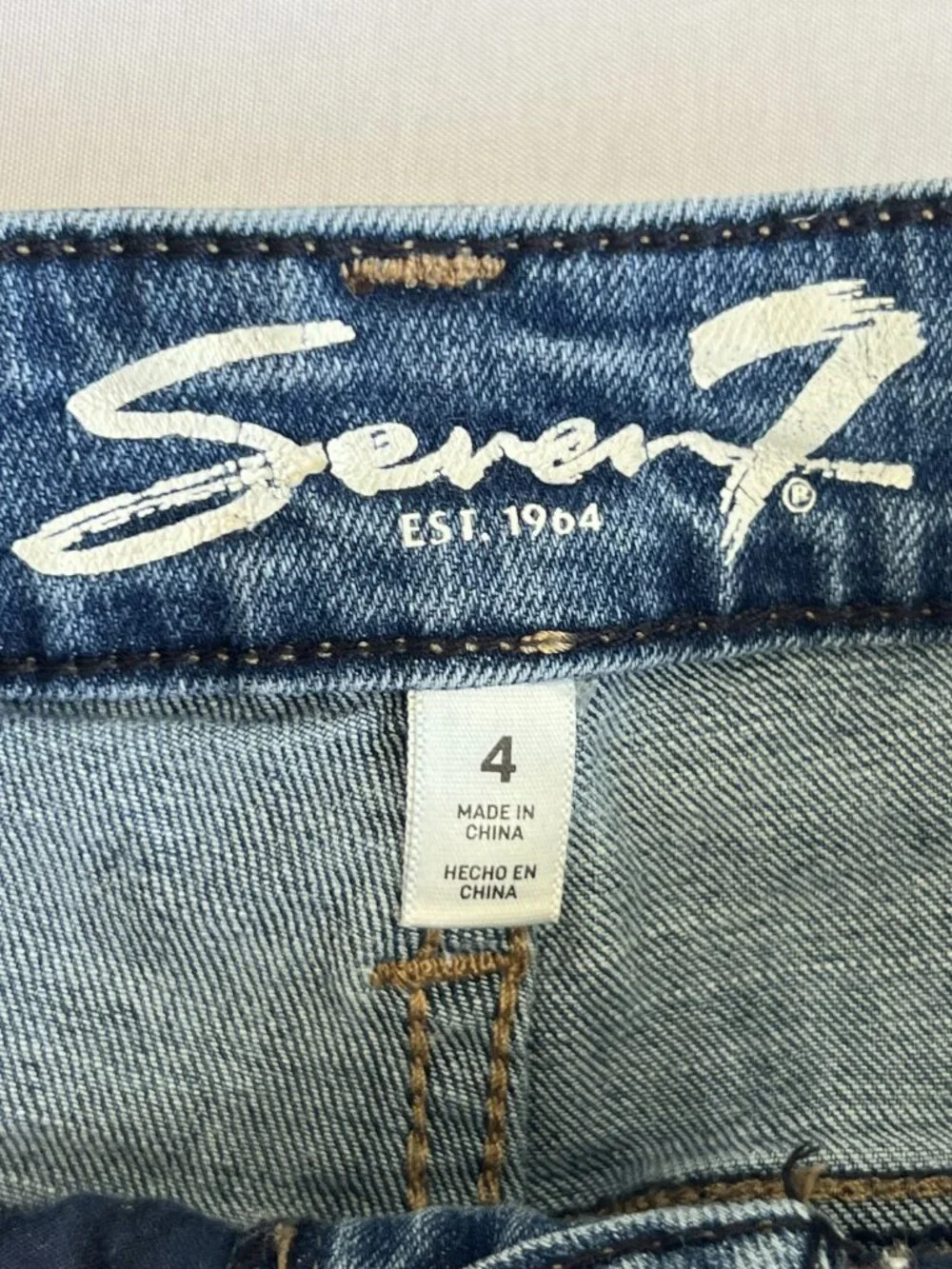 Seven7 Est. 1964 Size 4 Medium Wash Denim Shorts Raw Frayed Hem Mid Rise EUC - Picture 4 of 11